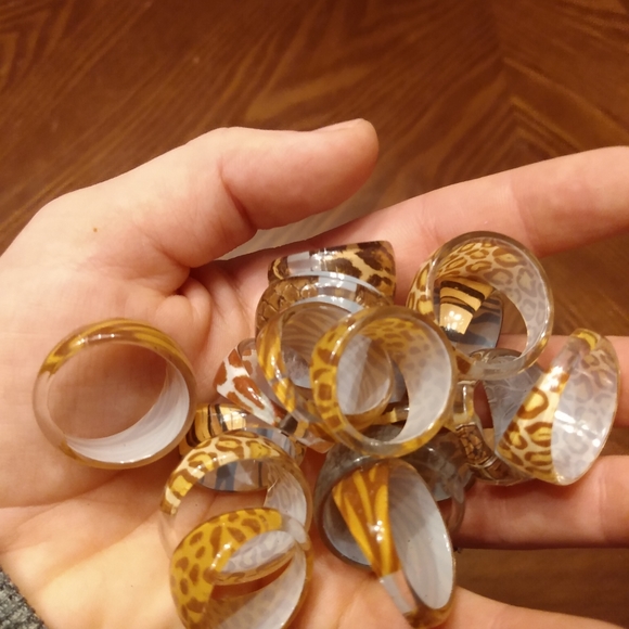 Animal Print Acrylic Rings - Picture 1 of 3